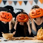 7 idei pentru petrecere de Halloween acasă: decor, playlist și gustări 7 idei pentru petrecere de Halloween acasă: decor, playlist și gustări