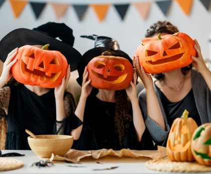 7 idei pentru petrecere de Halloween acasă: decor, playlist și gustări