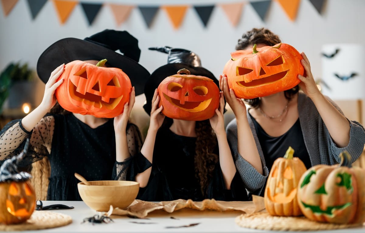 7 idei pentru petrecere de Halloween acasă: decor, playlist și gustări